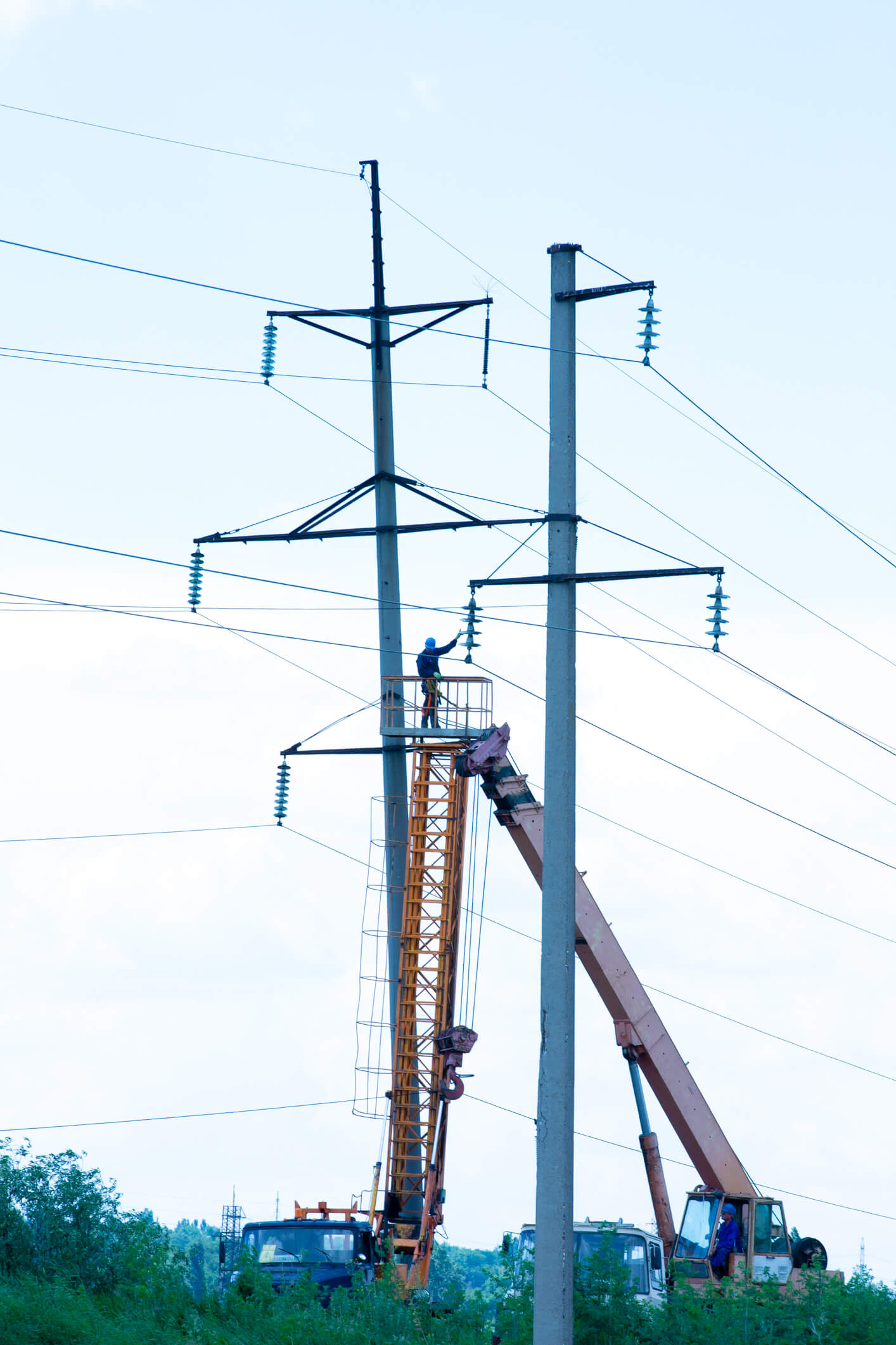 Linie electrică tensiune consolidată cu piloni noi | Premier Energy Distribution